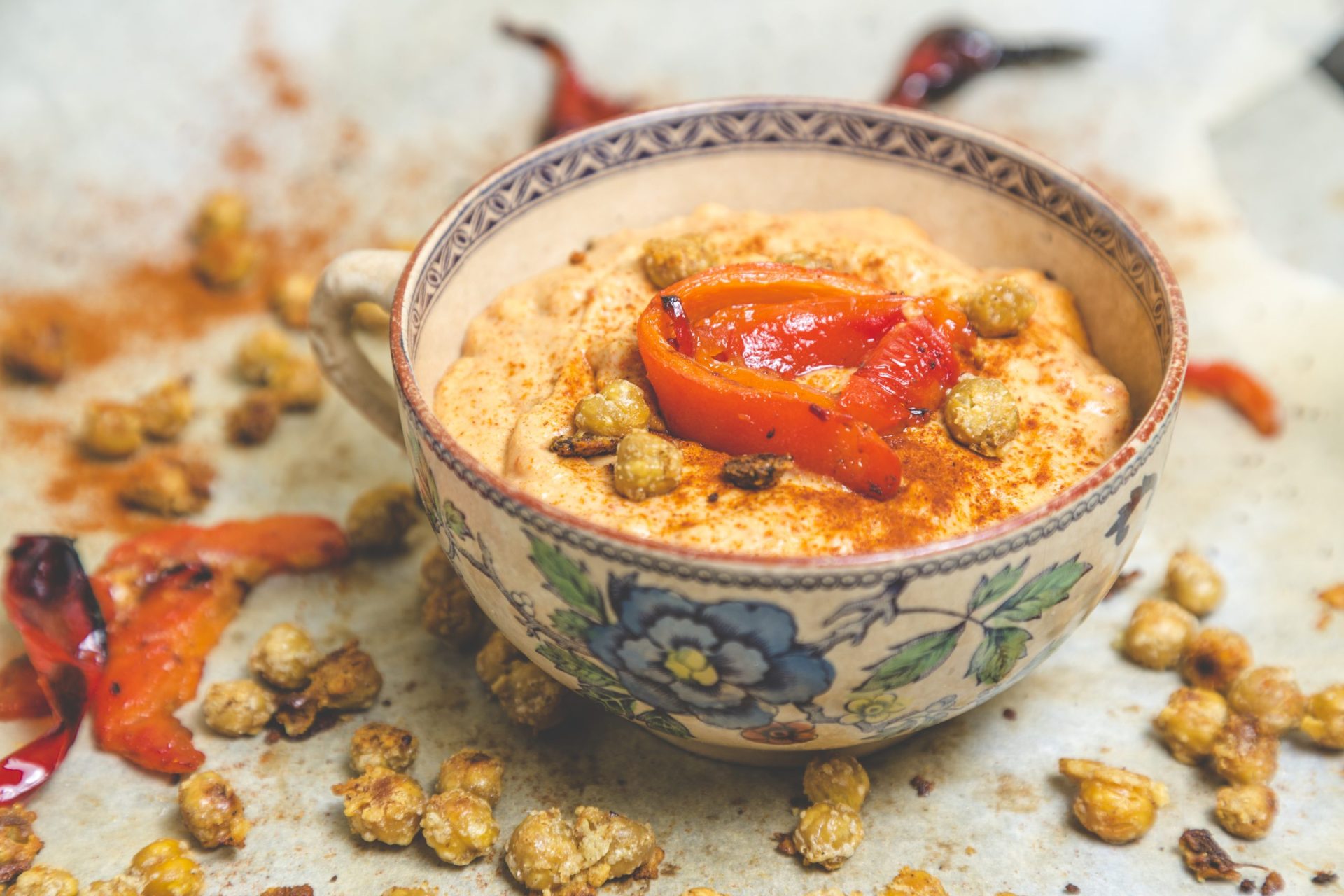 Houmous aux poivrons rôtis et pois chiches croustillants au parmesan