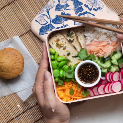Lunch box poké bowl printanier et muffins sucrés