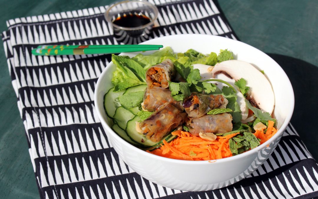 Bo-bun aux légumes croquants, nems et sauce fumée vegan
