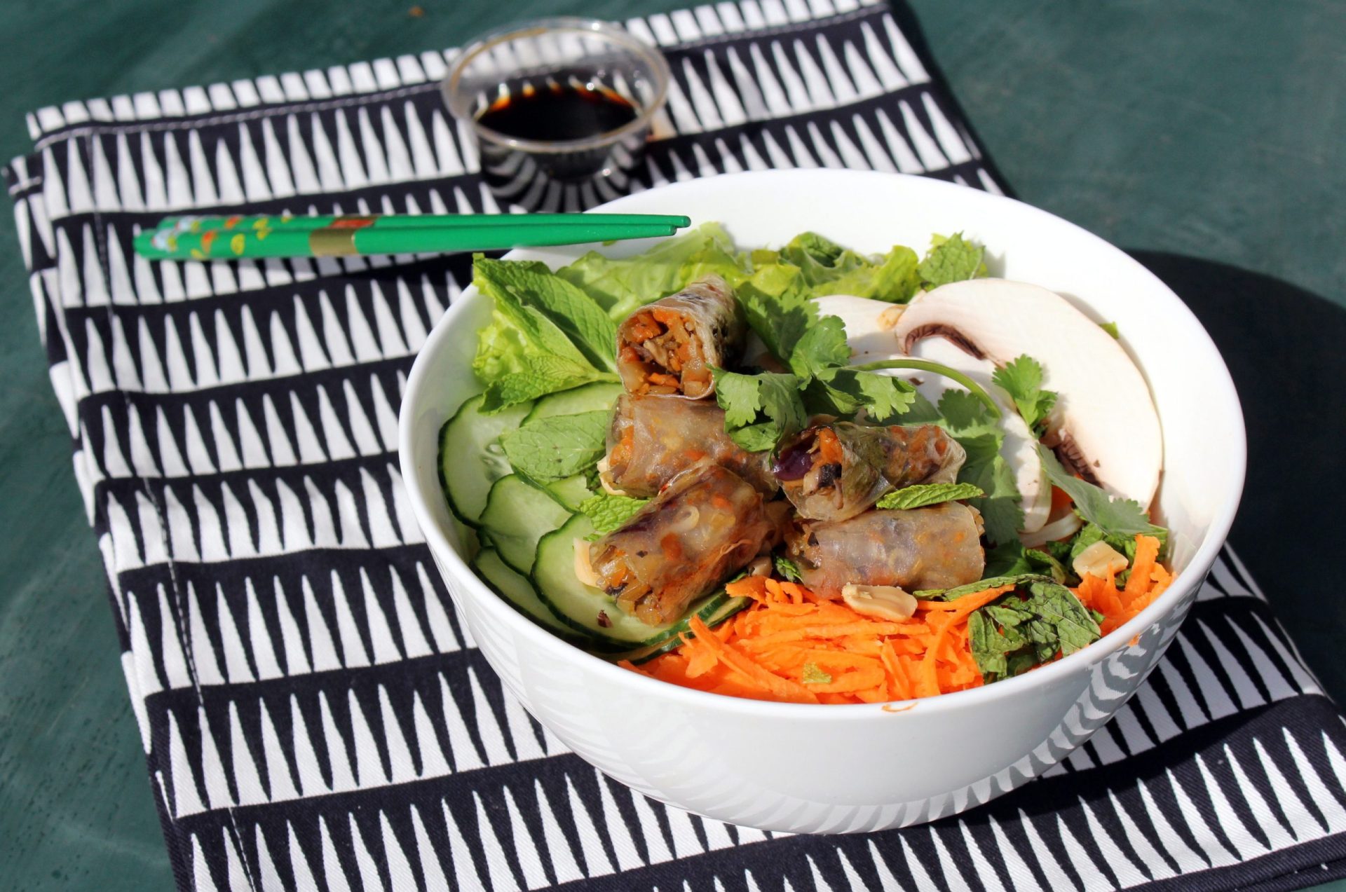 Recette Bo-bun aux légumes croquants, nems et sauce fumée