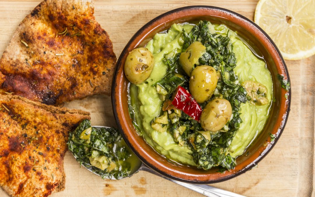 Purée d&rsquo;avocats, pesto aux olives & croustilles de pita