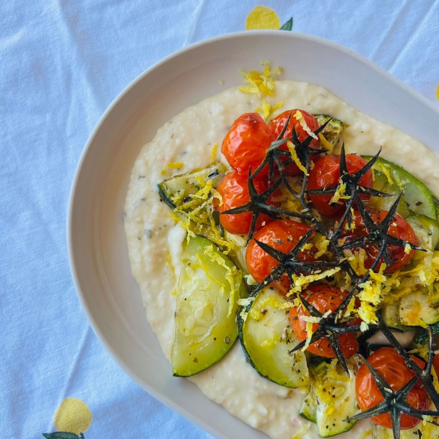 Recette Courgettes et tomates rôties & crème de haricots blancs au citron