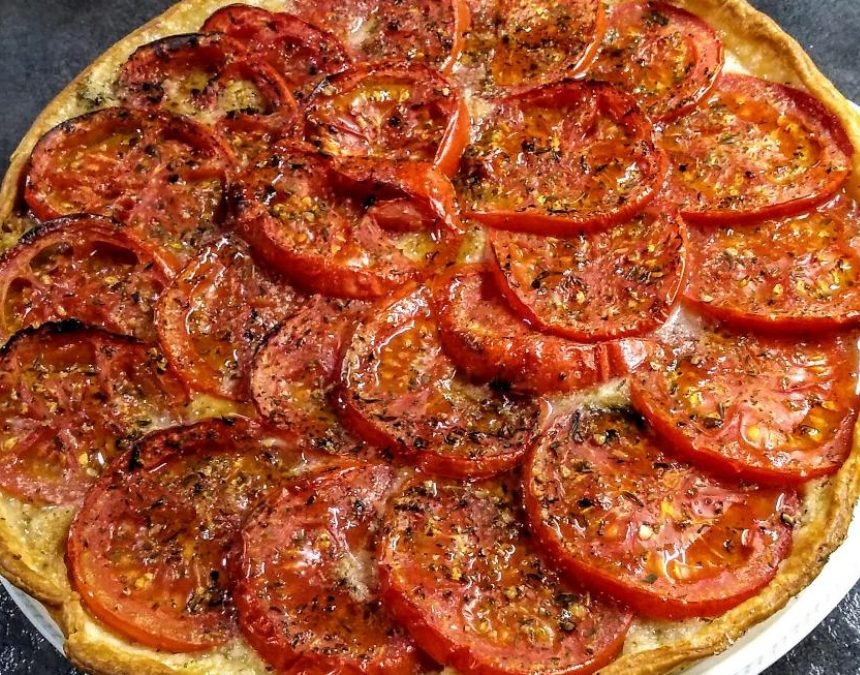 Tarte végane à la tomate et aux amandes