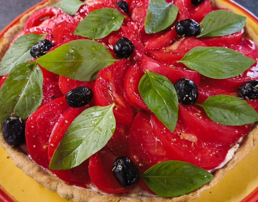 Tarte végane aux tomates crues et au fromage frais « maison »